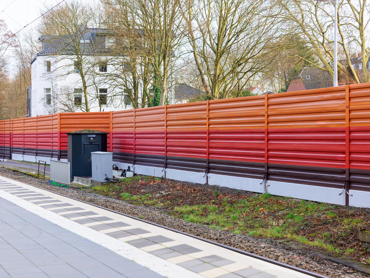 schallschutz-haltestelle-fotografie Die Schallschutz Wand der Haltestelle. Fotografie des Essener Architekturfotografen Dirk Baumbach.