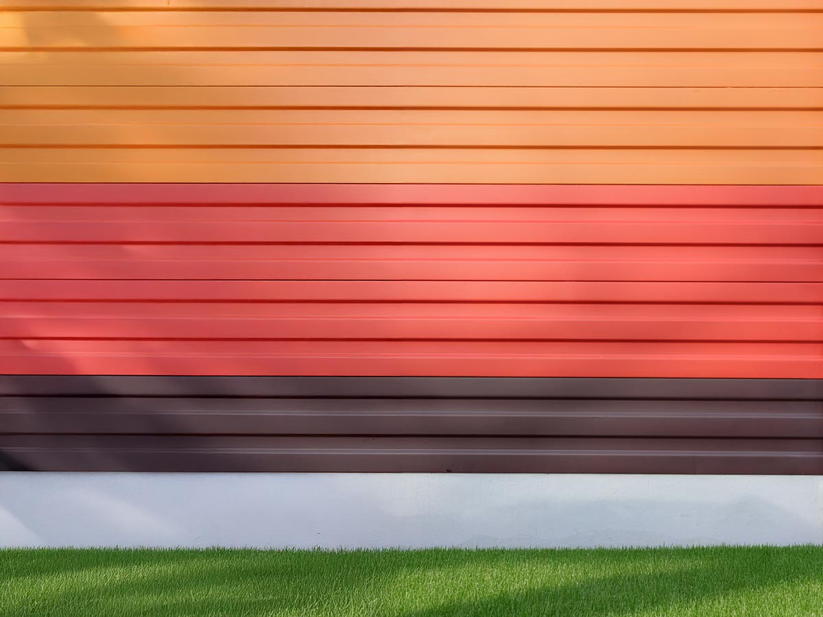 schullschutzwand-fotografie Neue Farbe auf der Schallschutzwand. Eine Fotografie des Essener Architekturfotografen Dirk Baumbach.