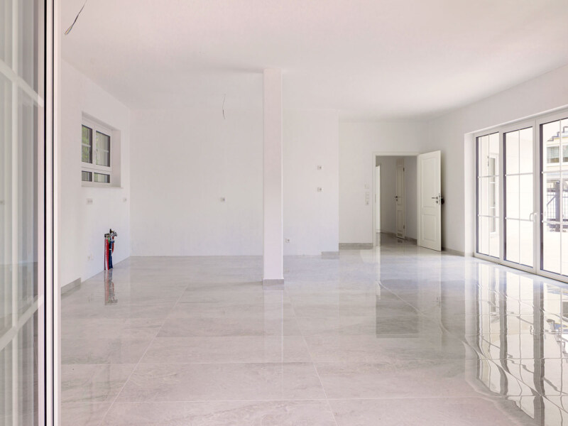 Eine leere Wohnung. Ohne Möbel sind Immobilien Fotos für das Marketing wenig geeignet.