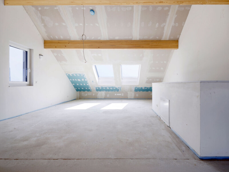 Die nicht renovierte Dachwohnung vor der digitalen Möblierung.