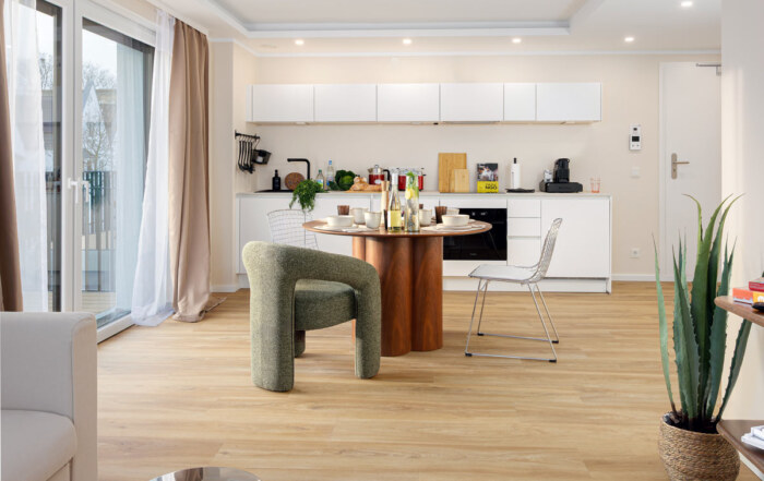 Wohn- Essbereich und Küche der Ferienwohnung.