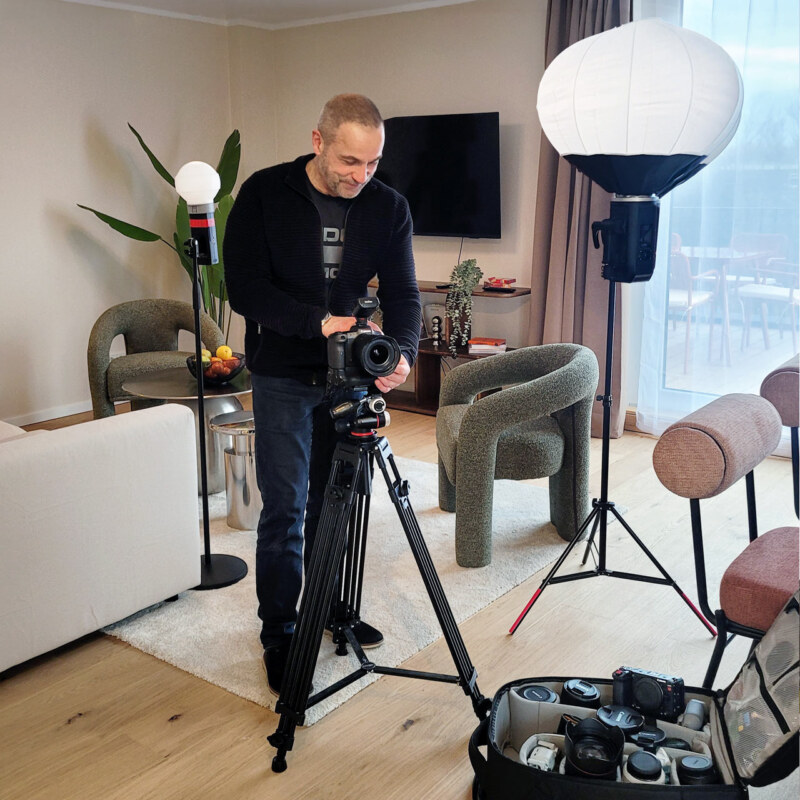 Immobilien Fotograf für Ferienhäuser und Ferienwohnungen. Das Bild zeigt den Fotografen bei Aufnahmen in einer Kölner Ferienwohnung für Airbnb und booking.com