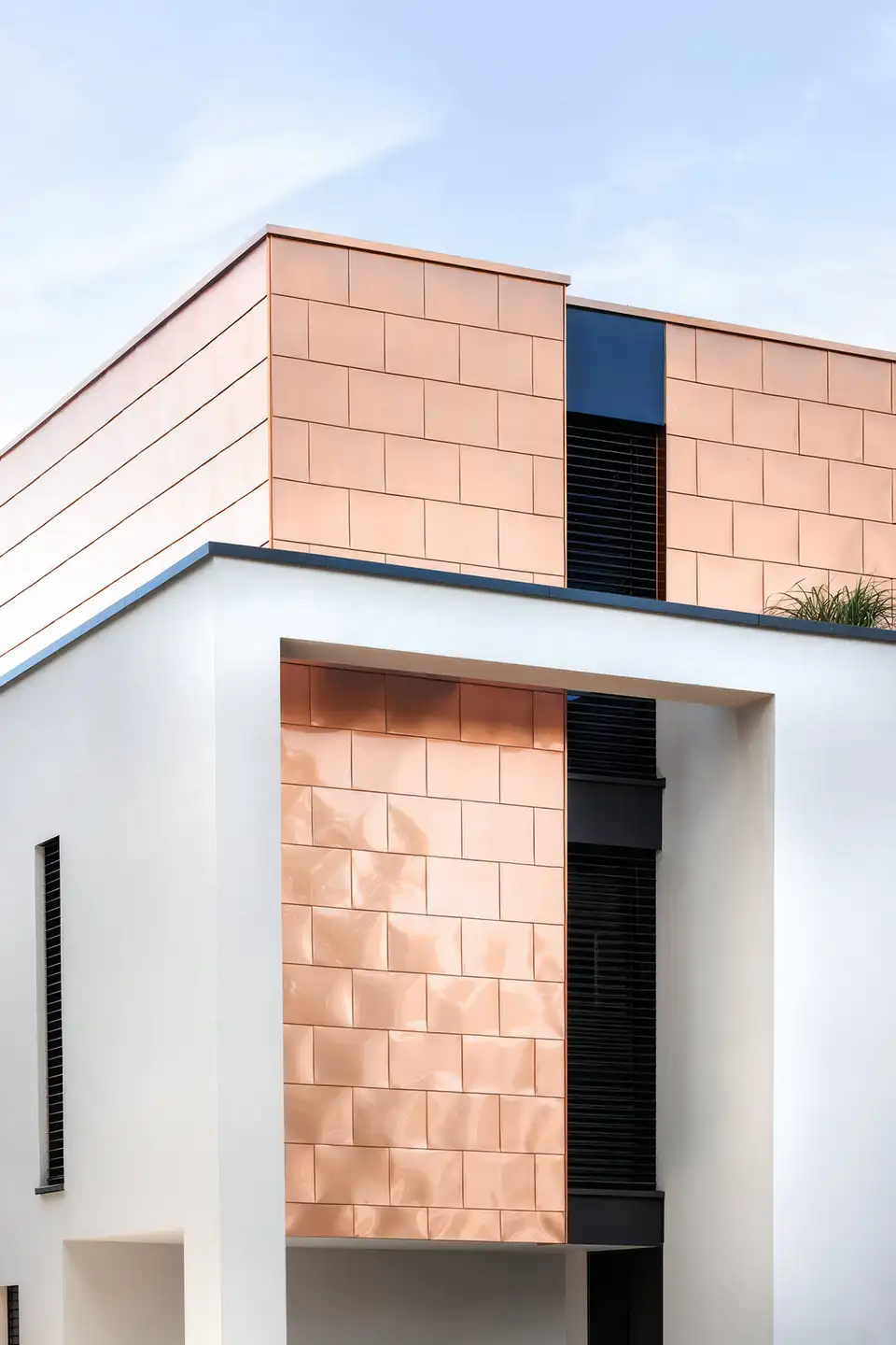 architektur-gebaeude-fotografen Architekturfotografen für Wohn-Gebäude. Das Bild zeigt das neue Kupferdach.