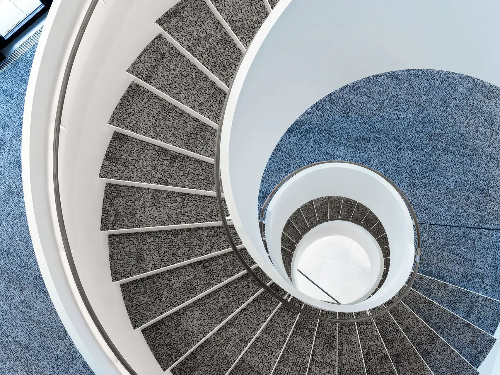 architektur-innenarchitektur-fotografen Innenarchitektur. Das Foto zeigt eine Wendeltreppe.