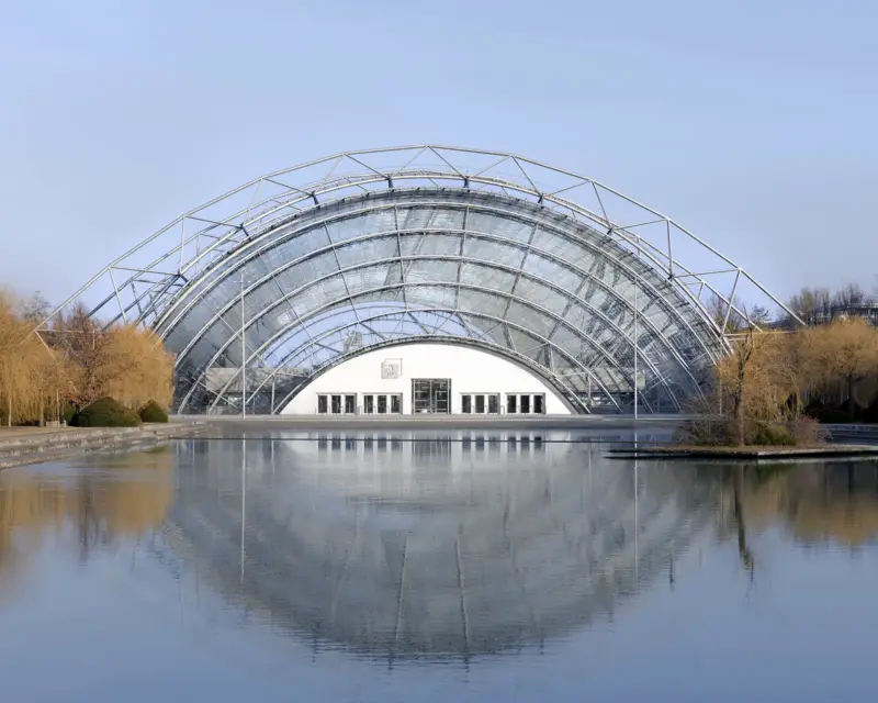 Architekturfotografie des Archtekturfotografen Dirk Baumbach. Es zeigt die Die Glashalle der GMP Architekten.