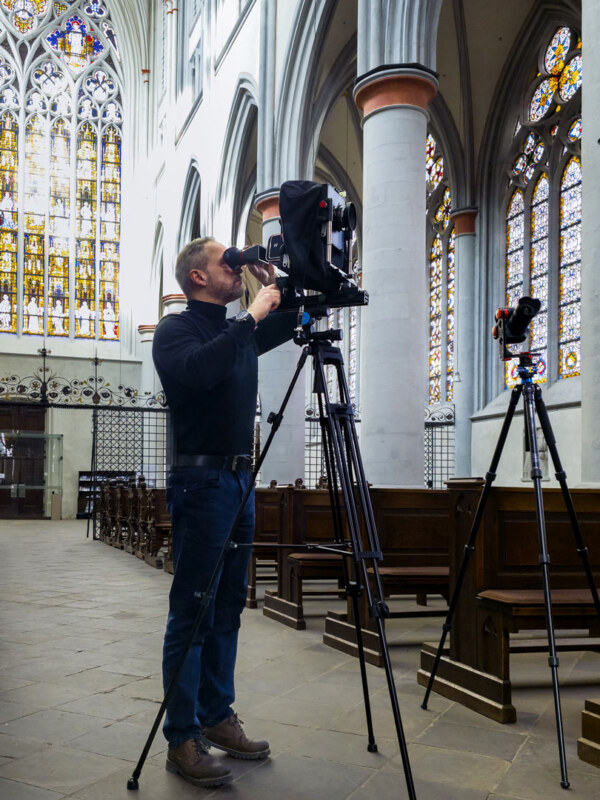 Kirchenfotograf Dirk Baumbach bei Aufnahmen im Altenberger Dom. Kirchenfotografie des Architekturfotografen in Köln.