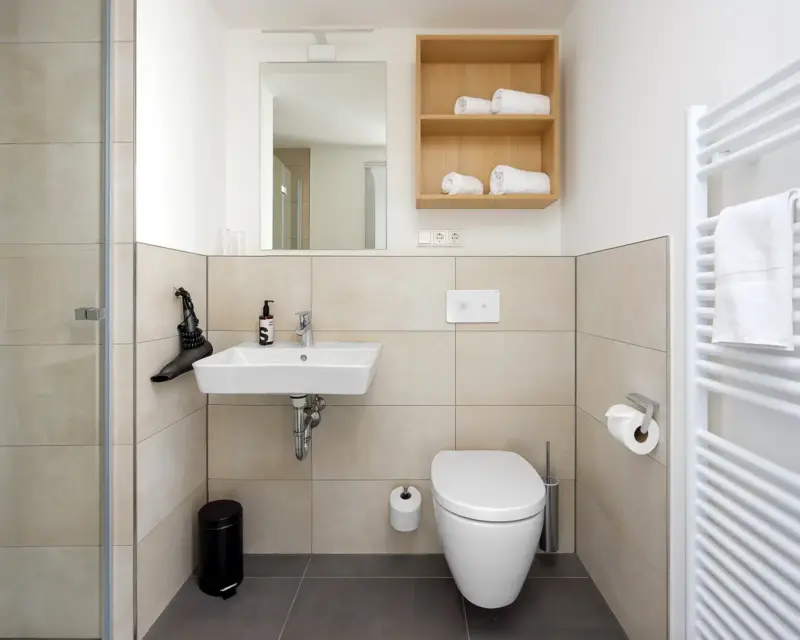 Ein Bild des kleinen Badezimmers mit Dusche. Aufgenommen von Hotelfotografie Baumbach.