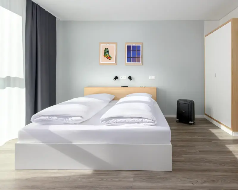 Das Doppelzimmer. Großzügig gestaltet. Ein Raumfoto des Hotelfotografen.