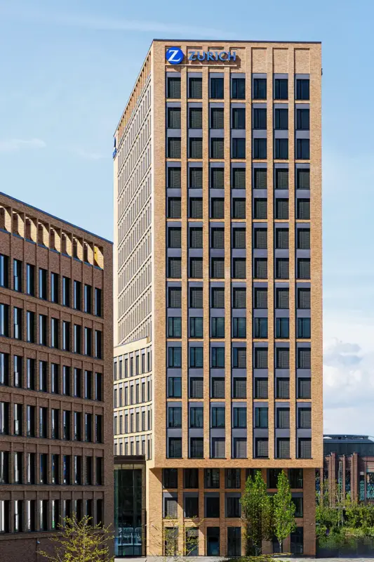 Architekturfotografie von Hochhäusern. Das Architekturfoto zeigt das Gebäude der Zurich Versicherung in Köln. Copyright: Architekturfotograf Dirk Baumbach
