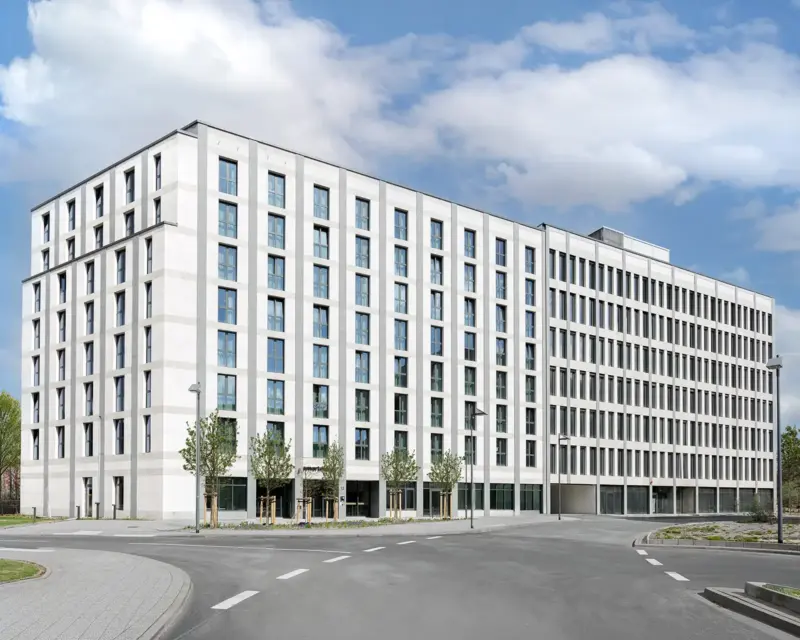 Beispiel für Hotelfotografie. Smartments Airport Hotel. Copyright: Immobilienfotograf Dirk Baumbach. Leuchtende Hotelfotografie und strahlende Räume.