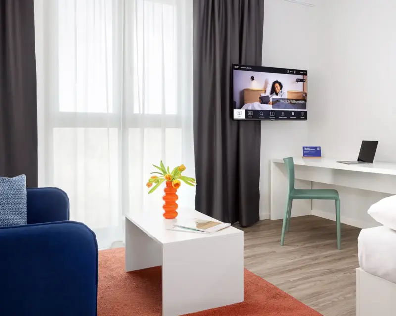 Helle und leuchtende Hotelfotografie. Ein Hotelzimmer Foto für Smartments: Copyrights: Hotelfotografie Baumbach.