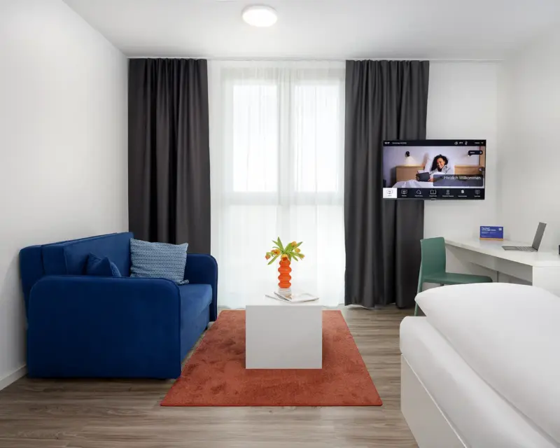 Ein Hotelzimmer. Bildbeispiel des Hotelfotografen. Entstanden am Airport in Frankfurt, für Smartments Hotel.