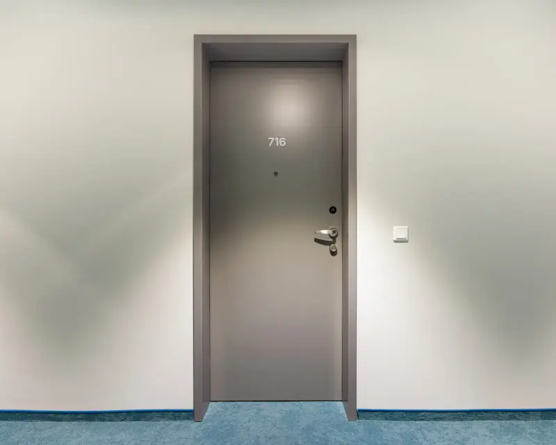 Die Eingangstür des Hotelzimmers.