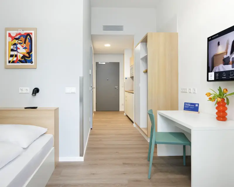 Hotelräume fotografieren. Auch kleine Räume können verzerrfungsfrei dargestellt werden. Sie sehen das kleine Einzelzimmer. Fotograf: Hotelfotografie Baumbach.