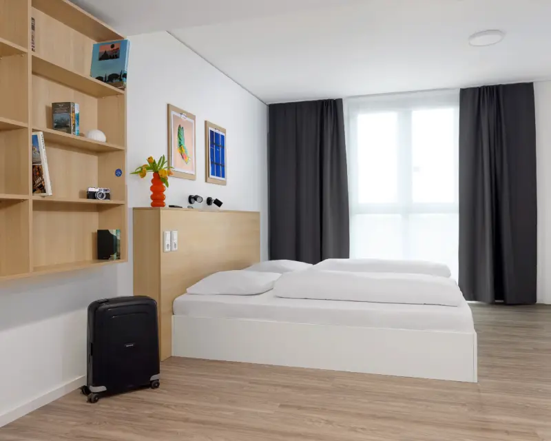 Leuchtende Hotelzimmer Fotografie. Hotelfotograf Dirk Baumbach.