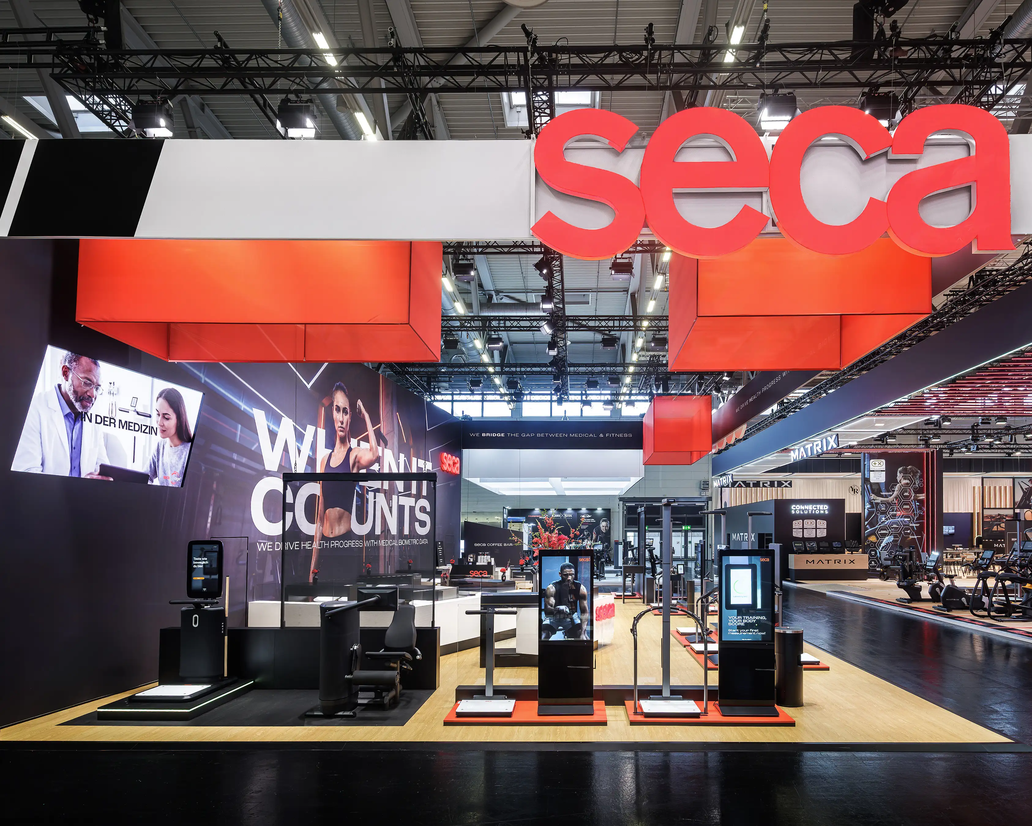 messestand-architektur-fotograf-koeln Architekturfotograf für Messestand Fotos. Das Bild zeigt den Messestand auf der Fibo in Köln.