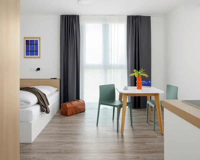 Helle Räume mit natürlichen Darstellungen. Ein Bildbeispiel von Hotelfotografie Baumbach.