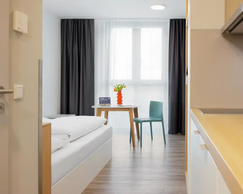 Natürliche Raumlicht Fotografie des Hotelfotografen Dirk Baumbach. Leuchtende und strahlende Hotelzimmer Fotos.