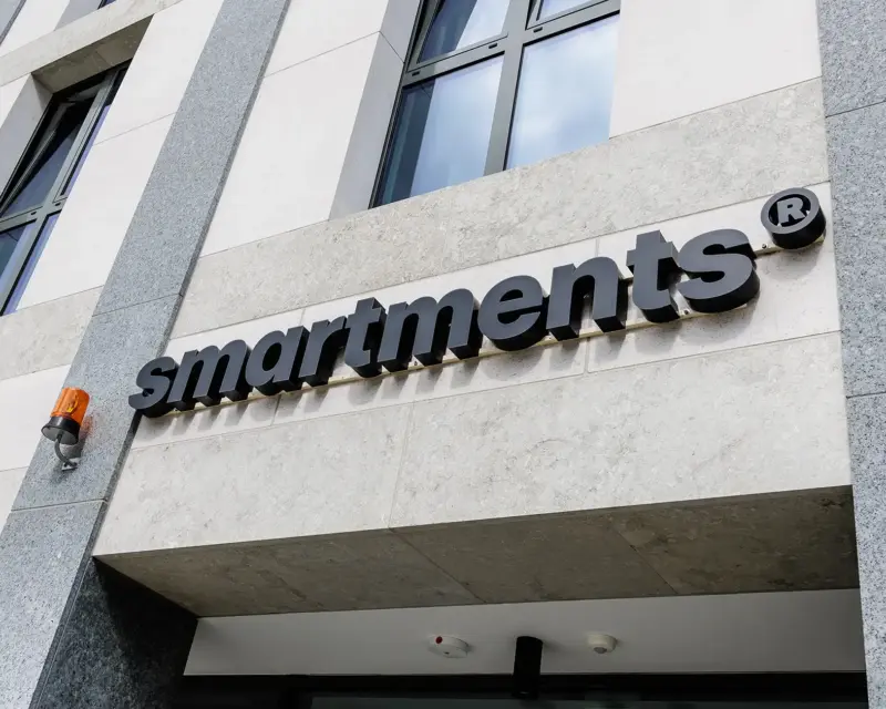 Das neue Smartments Logo. Eine Fotografie des Hotel Fotografen für Smartments.