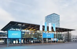 eine Außenaufnahme aus dem Jahr 2026. Es zeigt das WCCB, ehemaliger Bundestag, Bundeshaus in Bonn.