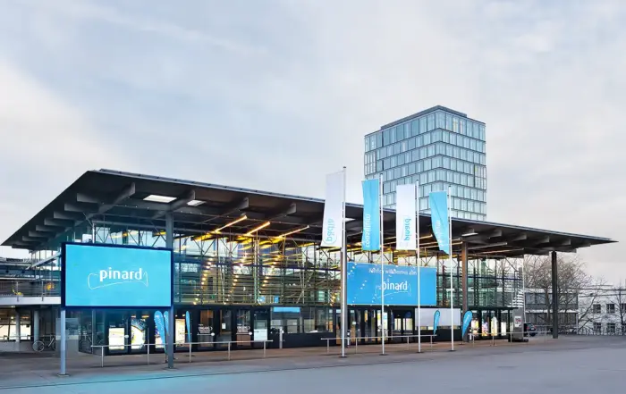 eine Außenaufnahme aus dem Jahr 2026. Es zeigt das WCCB, ehemaliger Bundestag, Bundeshaus in Bonn.