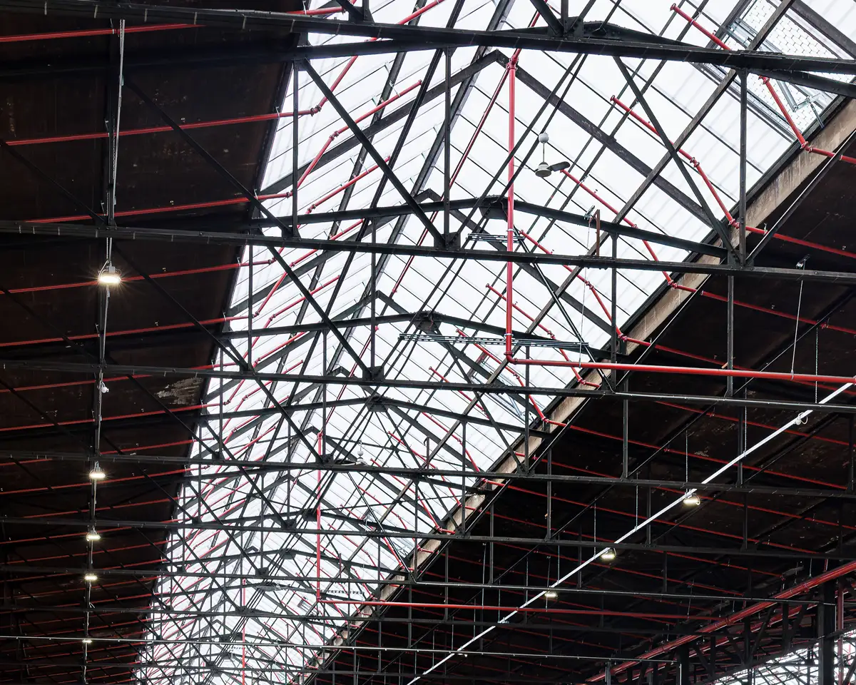 architektur-fotografen-flachdaecher-hallen Gut zu sehen, die Lichtbänder neben dem Tageslichtsystem der Industriehalle. Foto: Architekturfotografie Baumbach.