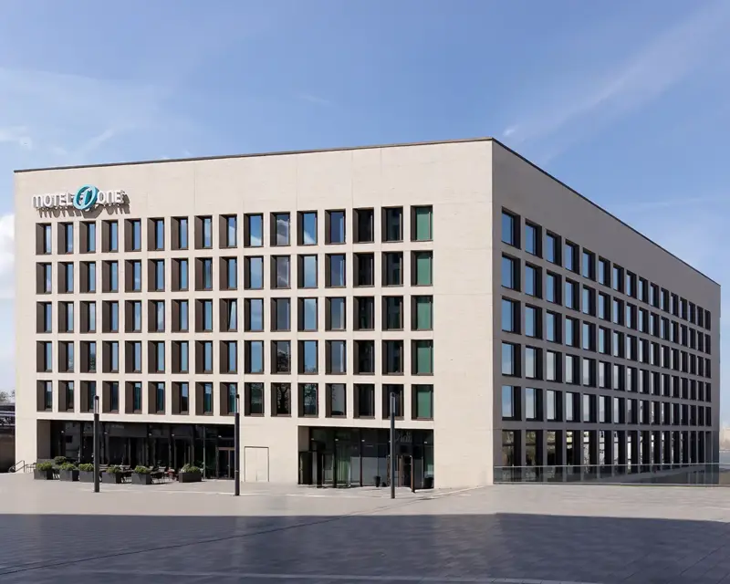 Das motel One Hotel im Stadtteil Köln Deutz. Copyright: Architekturfotografie Baumbach. Hotelfotograf in NRW.