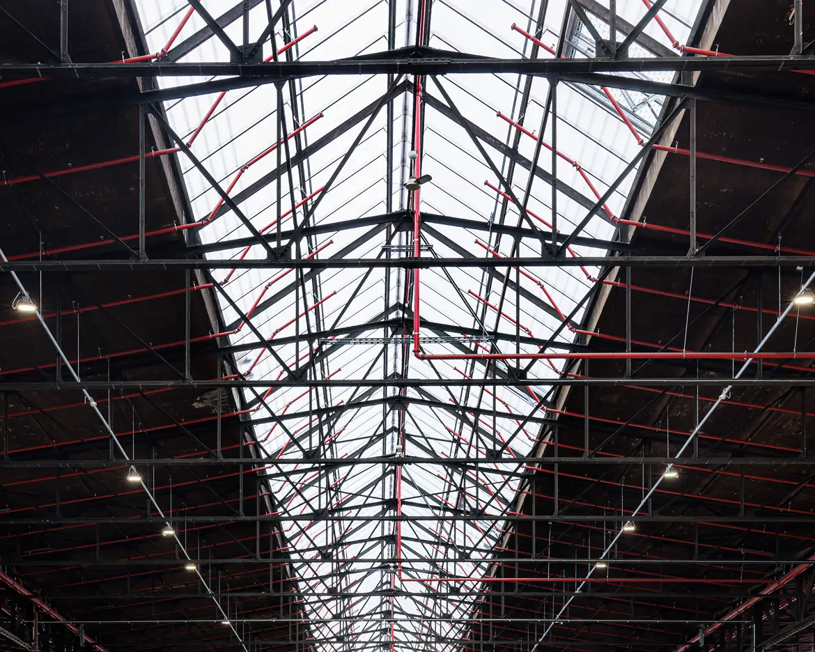 architektur-industrie-fotograf-duisburg Innenaufnahme der Gewerbehalle. Ein Industrie- /Architekturfoto der Dachkonstruktion.