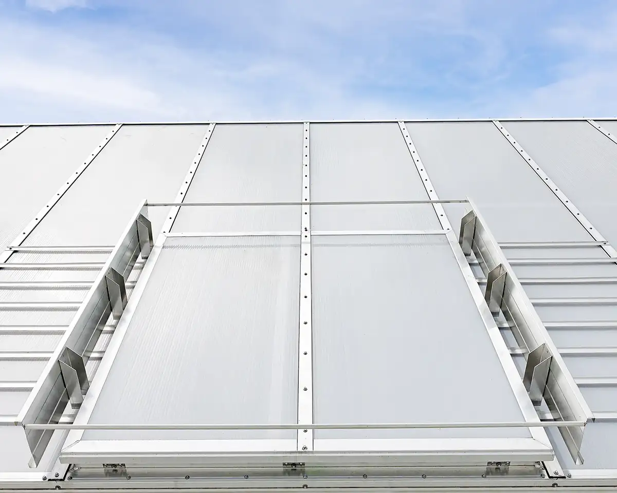 architekturfotograf-hallendach-fenster Fenster des Tageslichtsystems. Hallendach Foto des Architekturfotografen Dirk Baumbach.