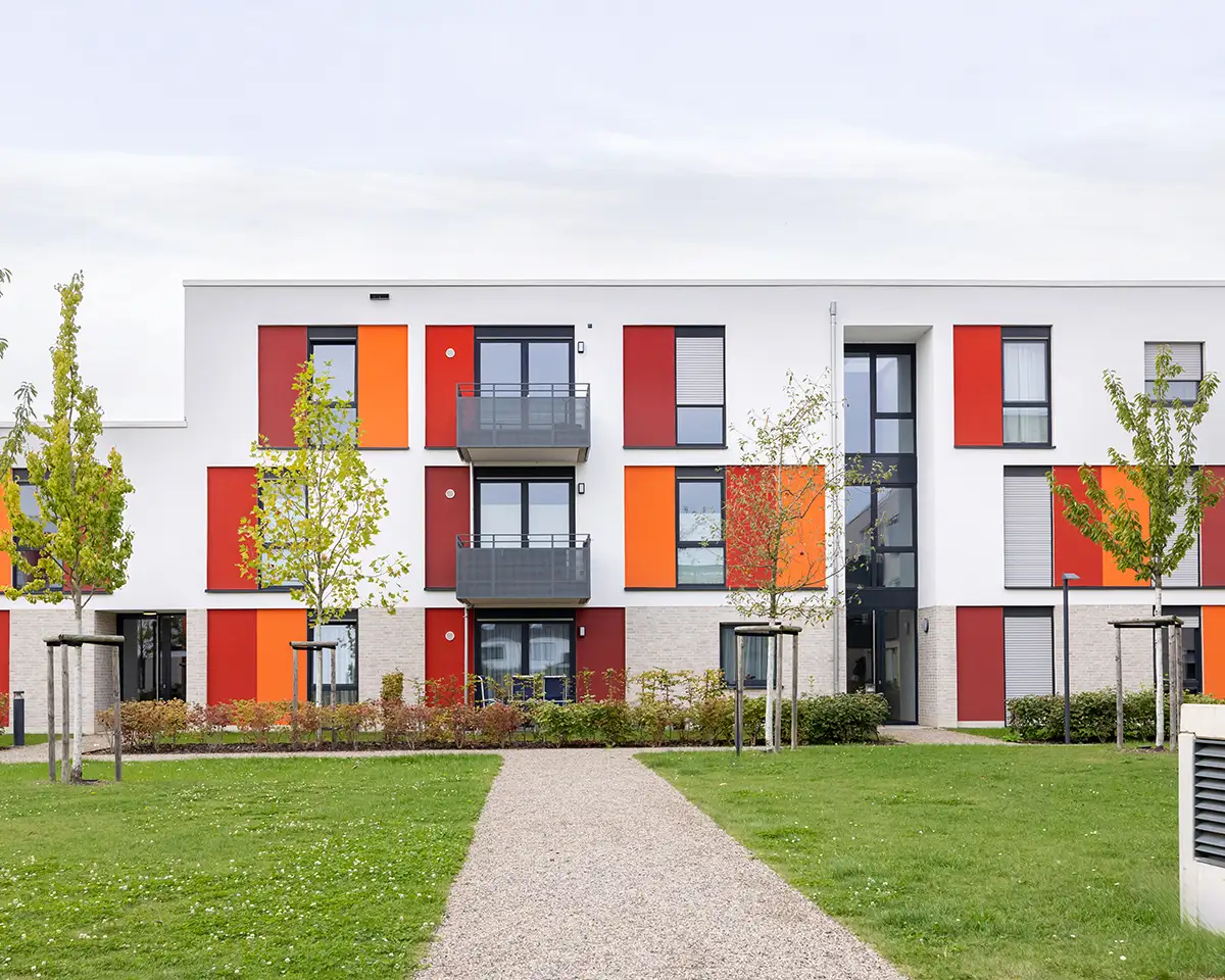architekturfotograf-immobilien Mehrfamilien Wohngebäude, eine Immobilie. Fotografiert vom Architekturfotografen für Immobilienfotos im Rheinland.