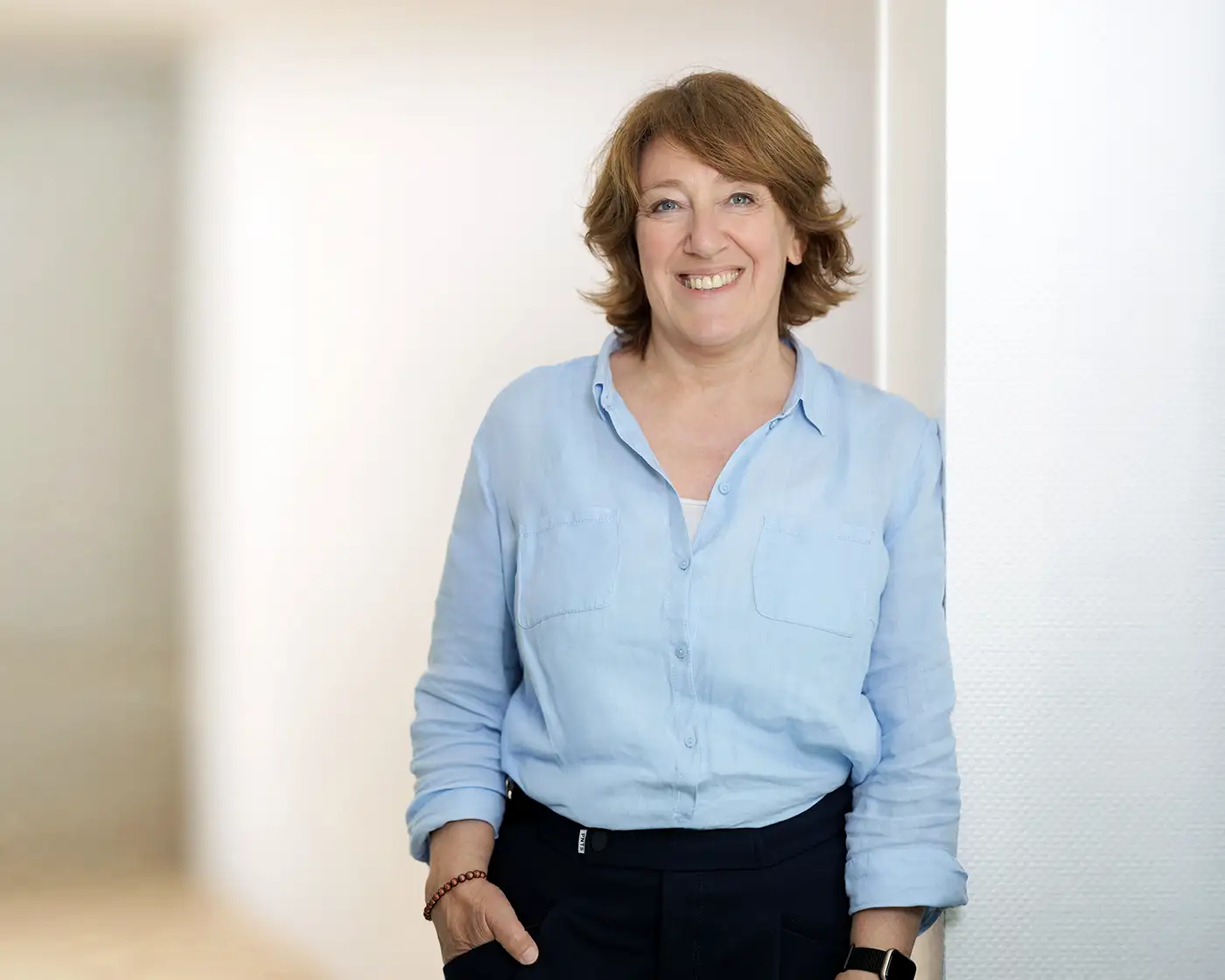 businessfotografie Businessfotografie im Raum Köln. Das Foto zeigt ein Mitarbeiterportrait, ein Businessfoto der Geschäftsführerin.