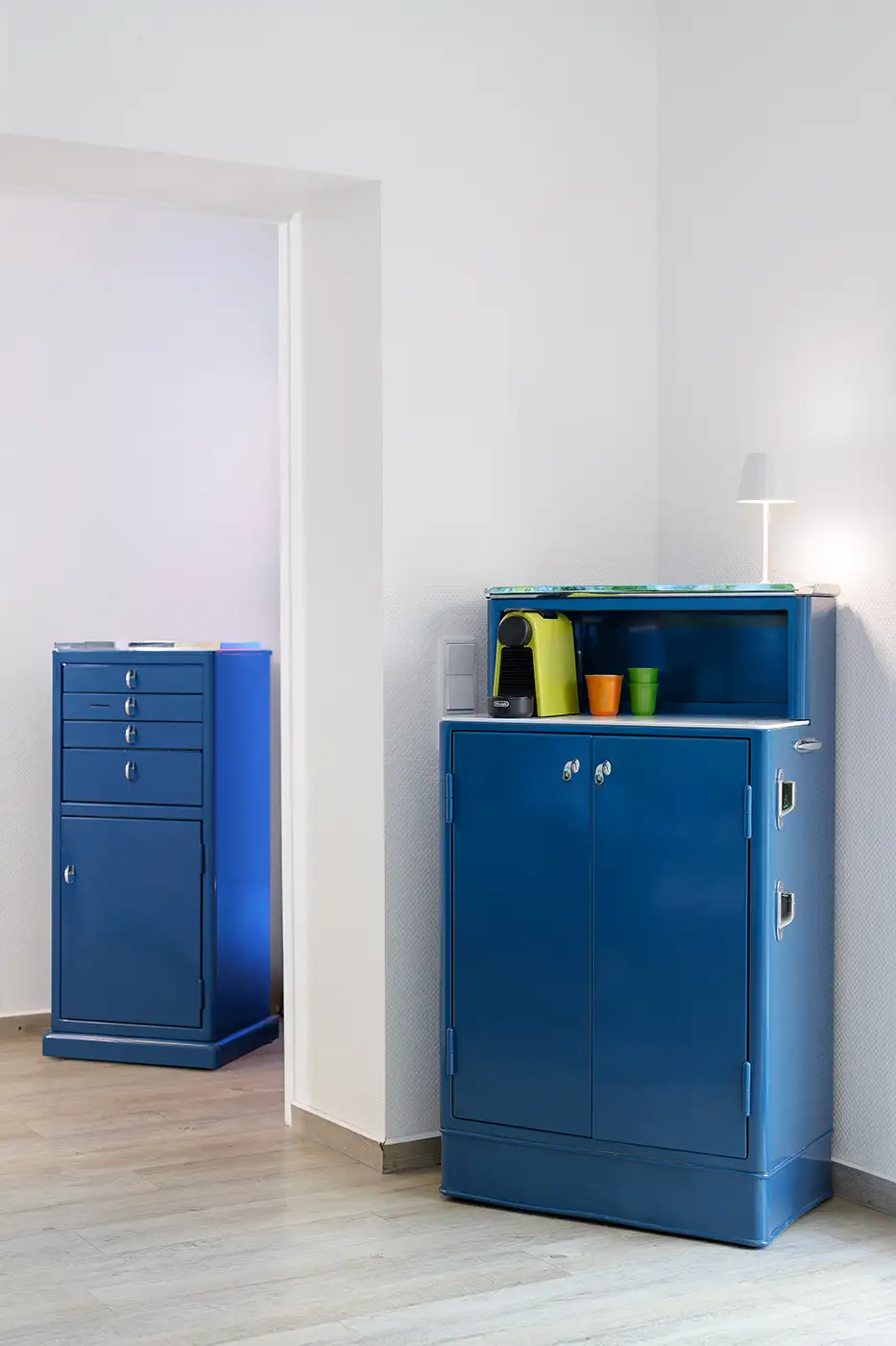 medizin-schraenke-praxis-foto Medizinschränke neu aufbereitet. Eine Praxisfotografie des Medizin- und Architekturfotografen.