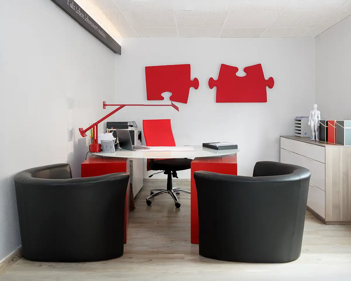 praxis-buero-fotografie Praxis Design und ein tolles Büro mit schöner Puzzel Wand Dekoration. Ein Raumfoto des Architekturfotografen Dirk Baumbach.
