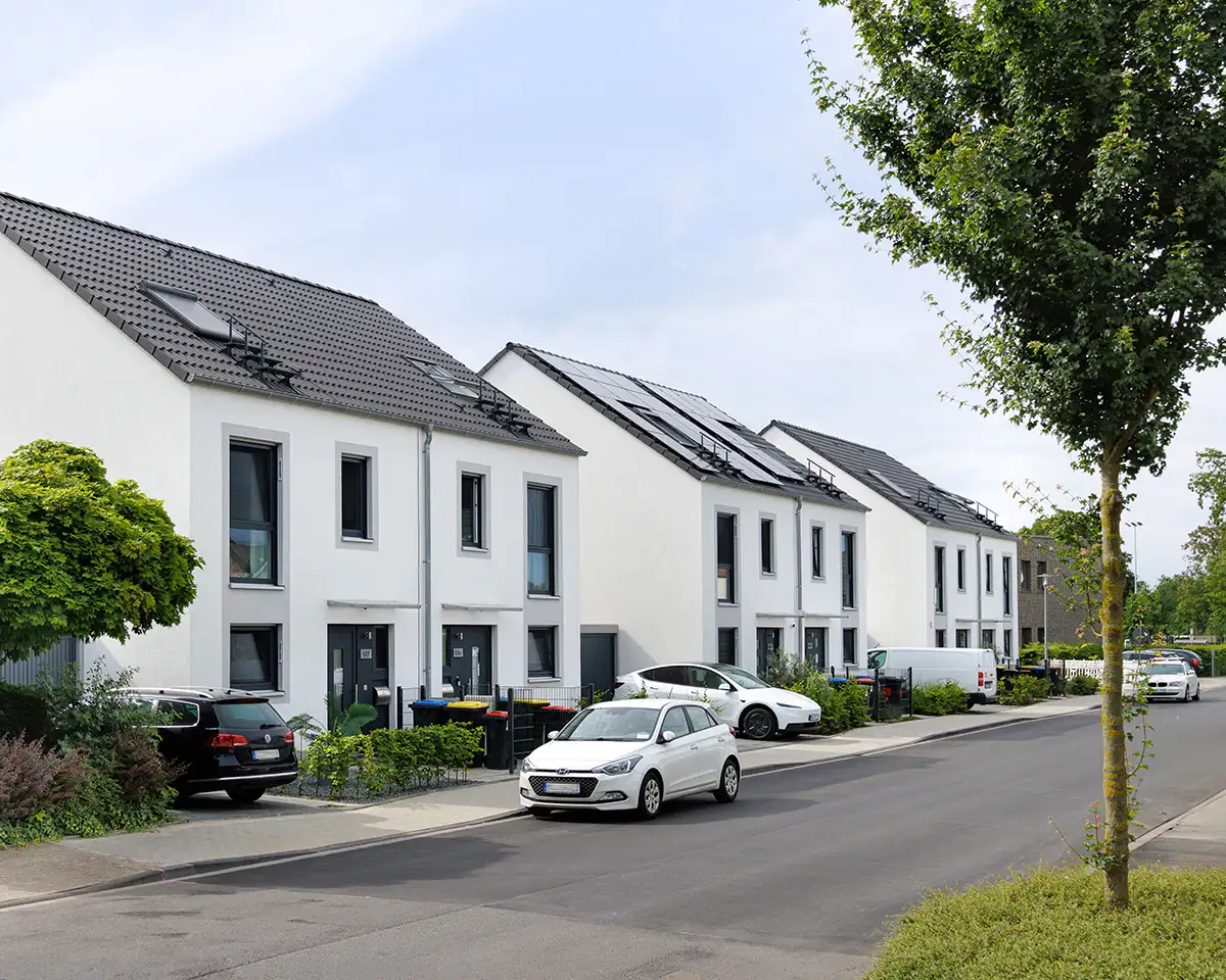 architektur-fotograf-bauprojekt Bauprojekt Dokumentation. Das foto zeigt 3 Doppelhäuser für jeweils 2 Familien. Ein Architektur Bau-Projekt Foto für die Dornieden Gruppe.