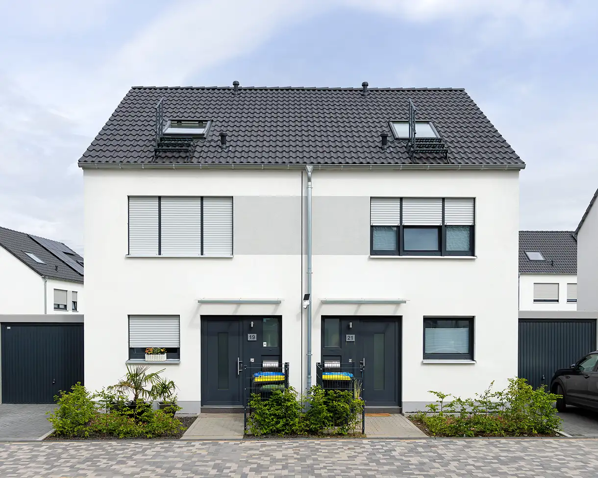 architektur-fotograf-haus-koeln Klassische Perspektive für ein Haus Foto. Das Wohn- Doppelhaus wurde vom Fotografen für Architektur und Immobilien, Dirk Baumbach in Köln aufgenommen.