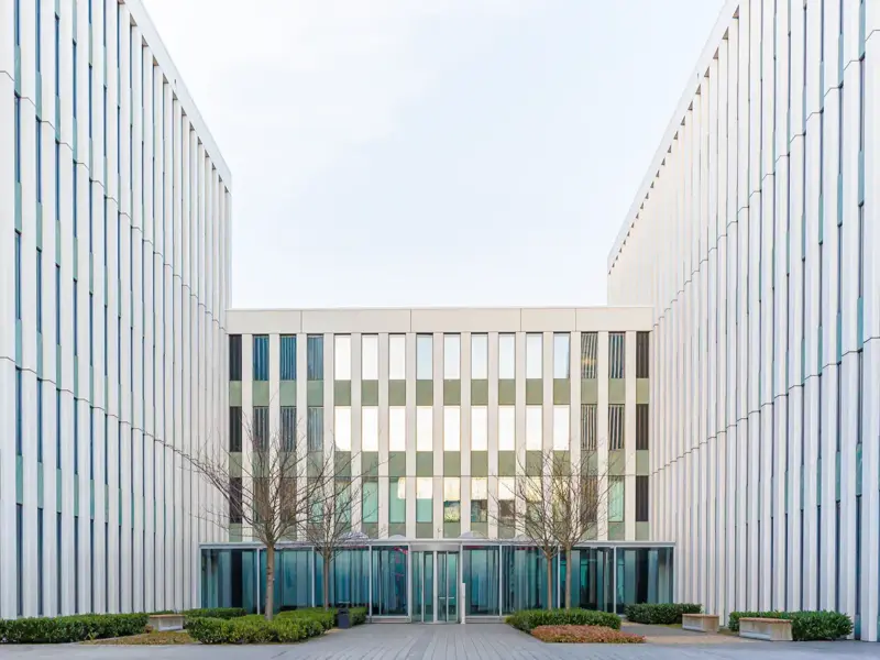 Die Außenaufnahme eines Unternehmens in Bonn. Gewerbliche Gebäude Fotografie des Architektur Fotografen Dirk Baumbach.