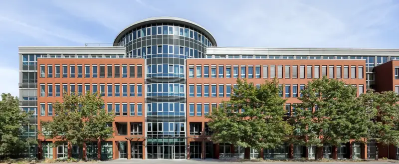 Sie sehen ein Architekturfoto des Architektur Fotografen Dirk Baumbach. Es zeigt die Außenaufnahme eines Düsseldorfer Unternehmens.