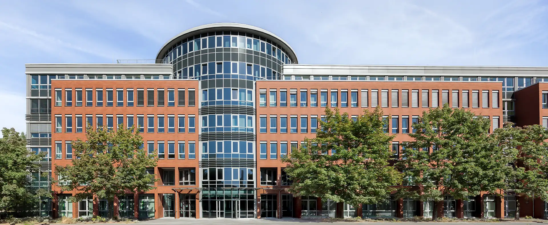 architektur-fotografen-unternehmensgebaeude Sie sehen ein Architekturfoto des Architektur Fotografen Dirk Baumbach. Es zeigt die Außenaufnahme eines Düsseldorfer Unternehmens.