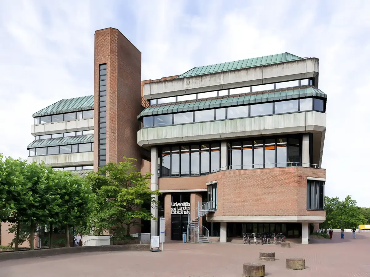 Die Universitäts- und Landesbibliothek auf dem Campus der HHU in Düsseldorf. Architekturfotograf: Dirk Baumbach. Aufgenommen im Jahr 2026.