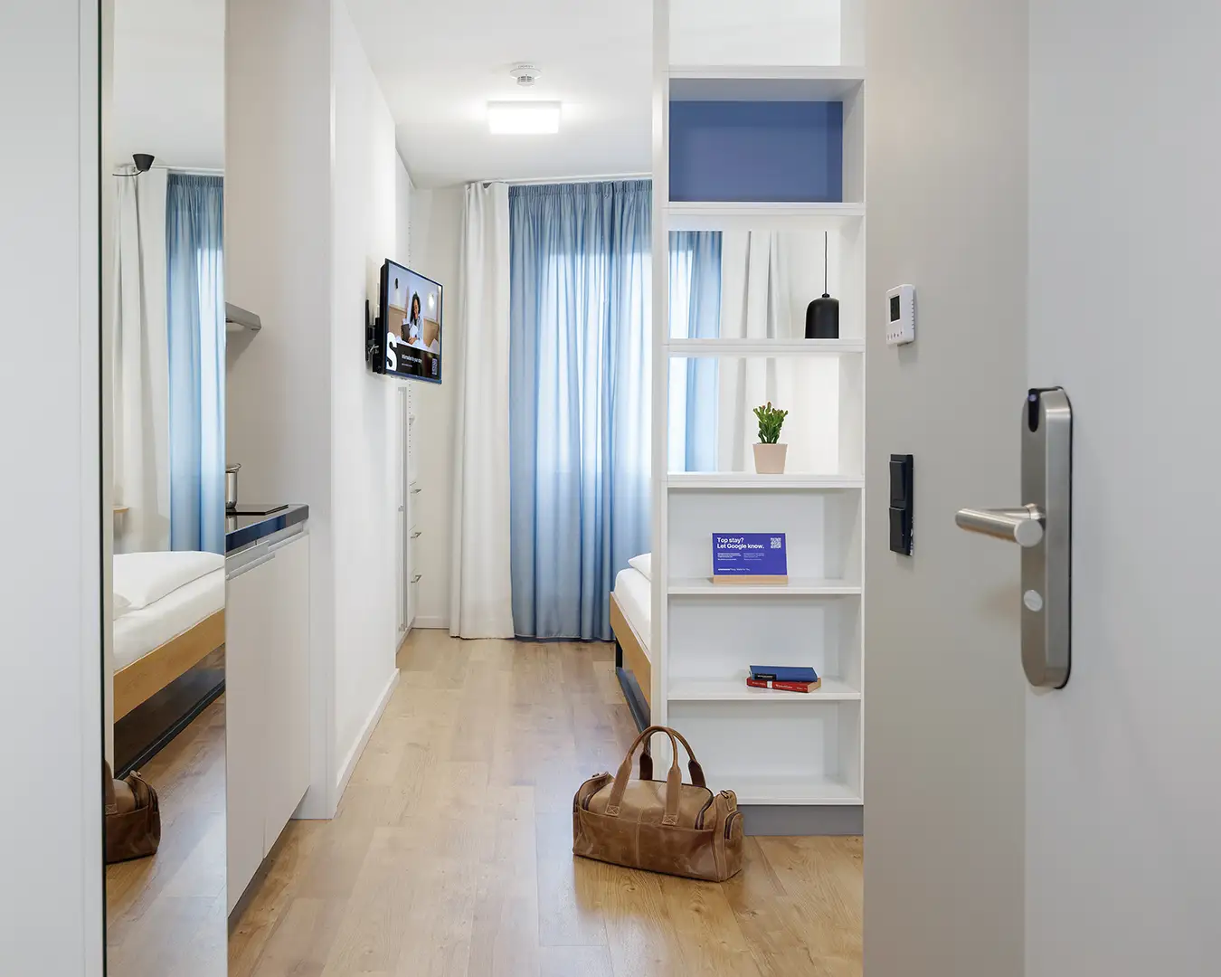 architektur-hotel-fotografen-05 Willkommen! Der Eingang des kleinen Einzelzimmers. Copyright: Hotelfotografie Baumbach.
