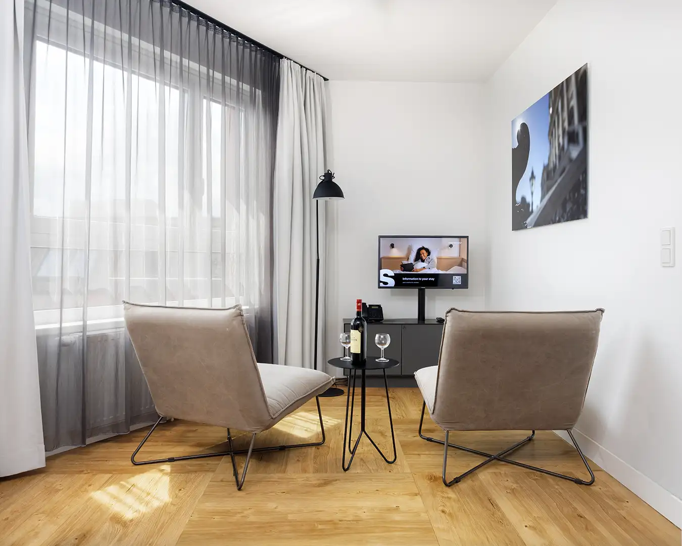 architektur-hotelfotografie-02 Die beiden gemütlichen Sessel laden zum verweilen ein. Hotelfotograf: Dirk Baumbach.