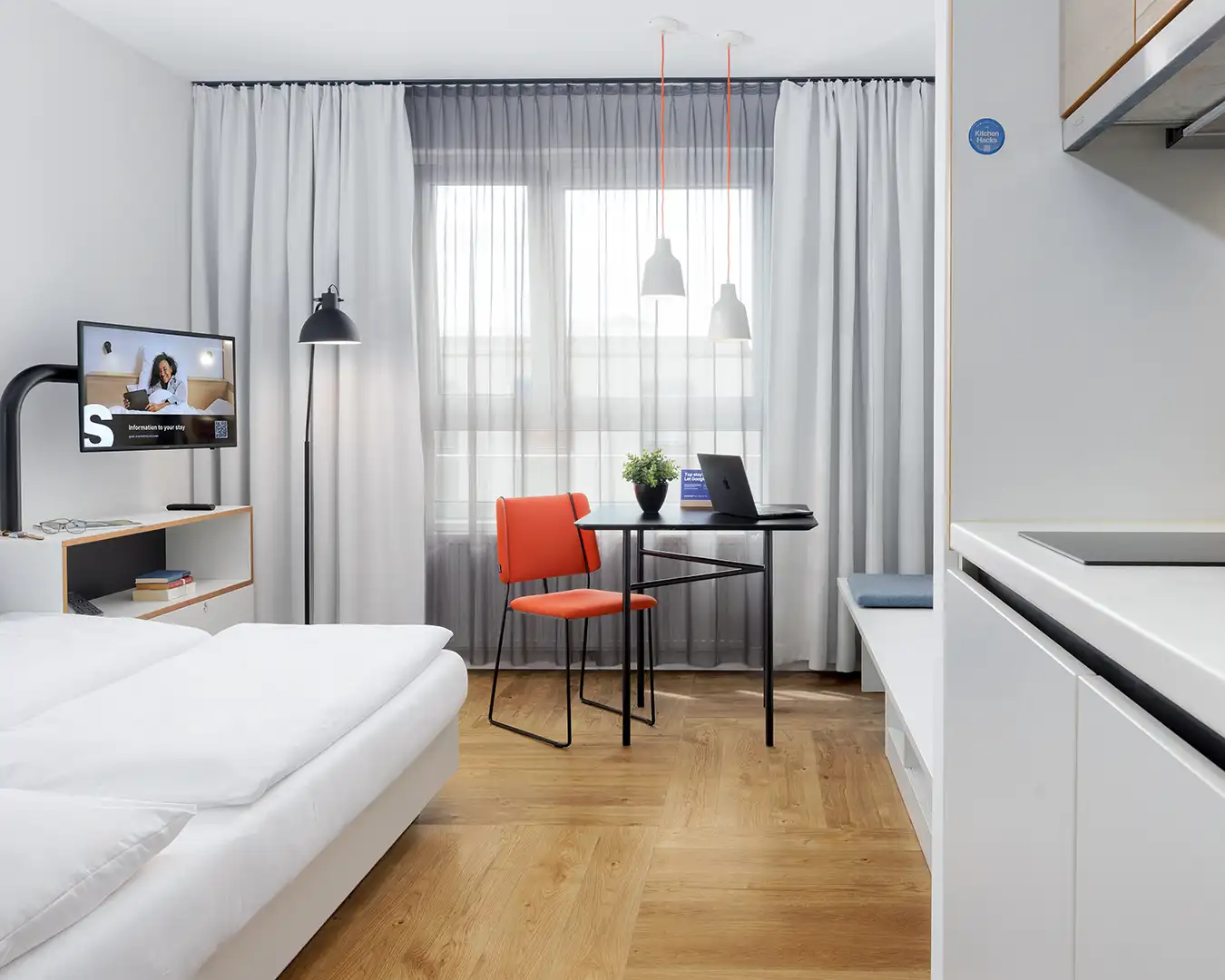 architektur-hotelfotografie-04 Hotelfotografie. Sie sehen das Foto eines kleinen Hotelzimmers.