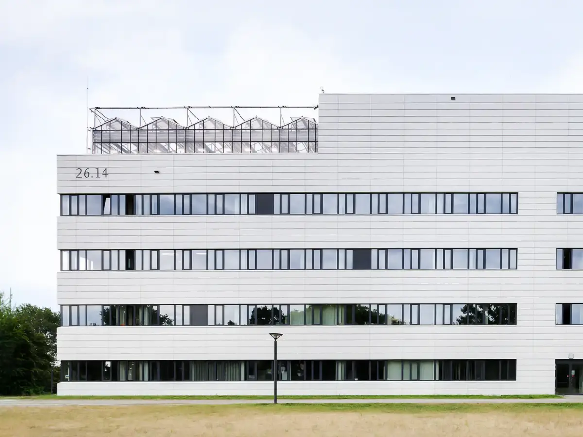 Ein Gebäude auf dem Campus der HHU in Düsseldorf. Architekturfotograf Dirk Baumbach.