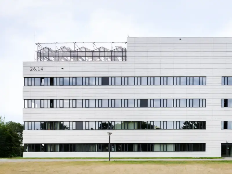 Ein Gebäude auf dem Campus der HHU in Düsseldorf. Architekturfotograf Dirk Baumbach.