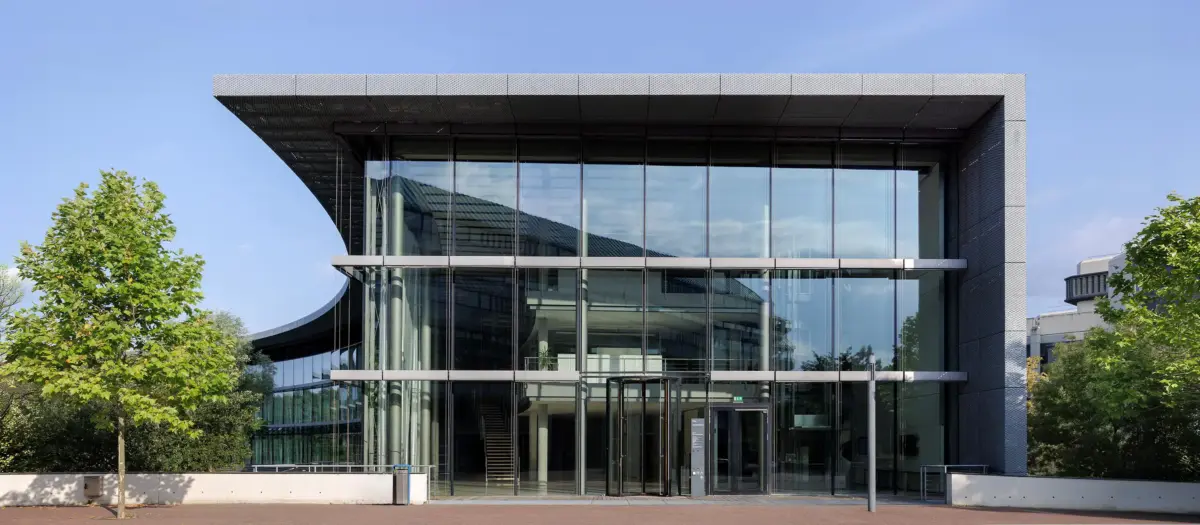 Ein Architekturfoto des Oeconomicum auf dem Campus der HHU Düsseldorf. Copyright: Architekturfotografie Baumbach.