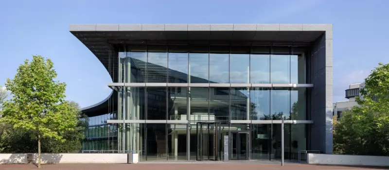 Ein Architekturfoto des Oeconomicum auf dem Campus der HHU Düsseldorf. Copyright: Architekturfotografie Baumbach.