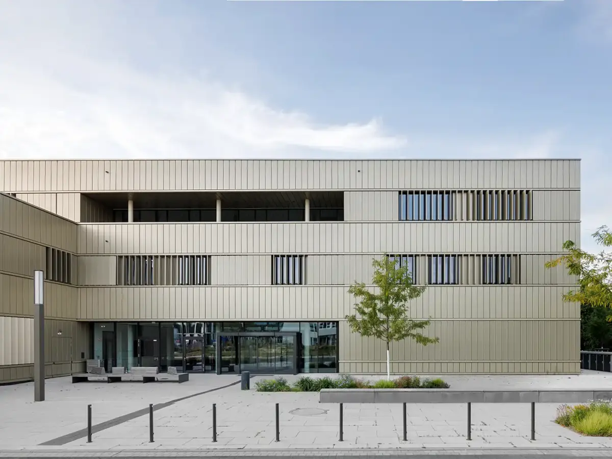 Architekturfotografie eines Gebäudes der Universitäts-Kliniken Düsseldorf.