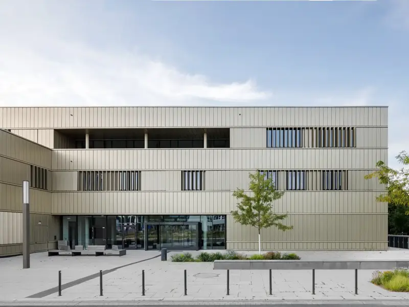 Architekturfotografie eines Gebäudes der Universitäts-Kliniken Düsseldorf.