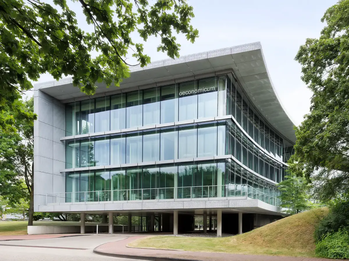 Das Oeconomicum der Heinrich-Heine-Universität in Düsseldorf. Architekturfotograf Dirk Baumbach.