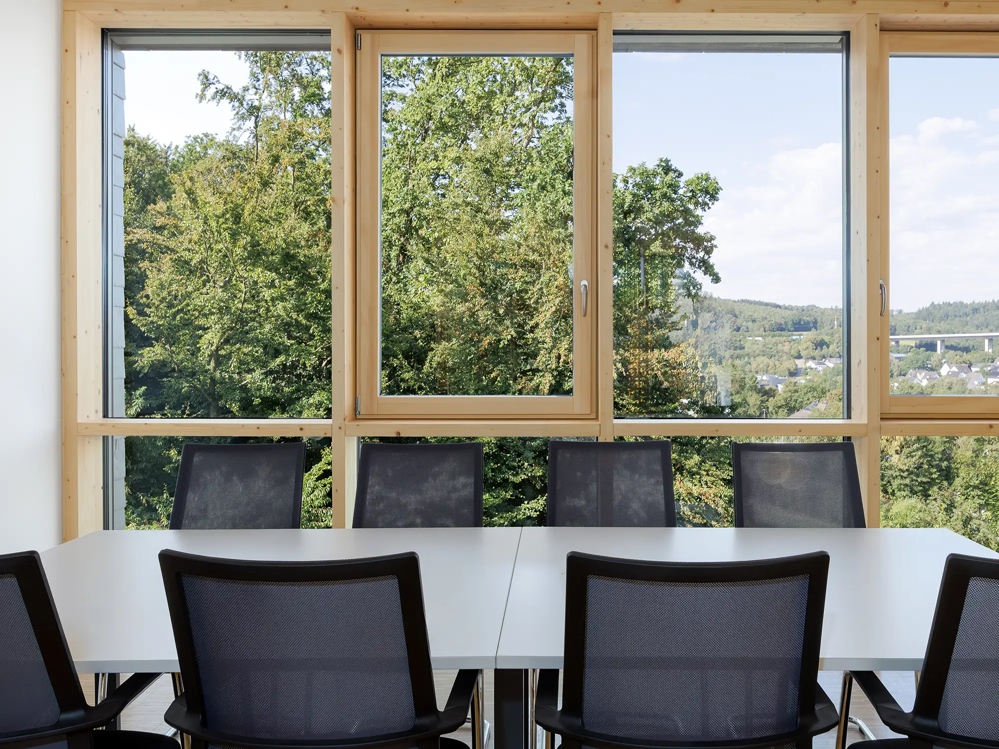 besprechungsraum-fotografen-olpe-architektur Kleiner Besprechungsraum mit Ausblick auf die Stadt Olpe. Ein Immobilien- und Architekturfoto des Fotografen Dirk Baumbach.